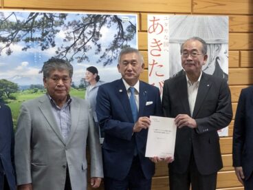 猿田副知事（中央）に提言書を手渡す秋田経済同友会メンバー＝県庁副知事室